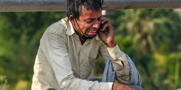 Heartbreaking Photo of an Indian Migrant Worker in Facing Coronavirus Lockdown; Lossing of Job Until Starvation