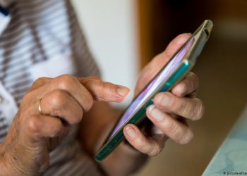 A 95-year-old Grandmother Succeeded in Helping Police Trap Fraudsters Extort 20,000 Euros in Cash