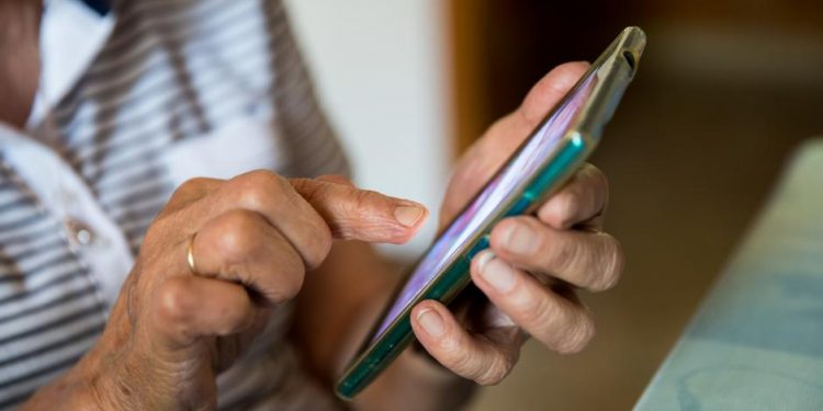 A 95-year-old Grandmother Succeeded in Helping Police Trap Fraudsters Extort 20,000 Euros in Cash