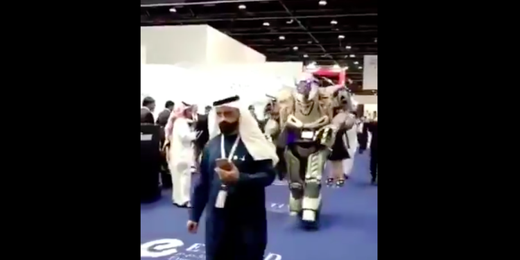 Viral is called the King of Bahrain, escorted by a giant robot in Dubai