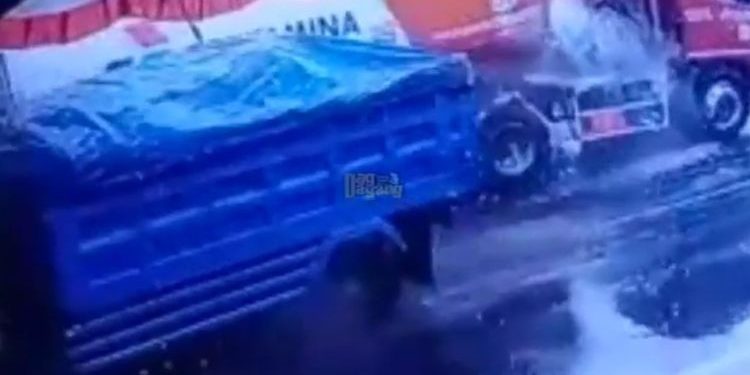 Viral, Video Dump Truck Nudges Pertamina Tank Truck to Spill Oil on the Road