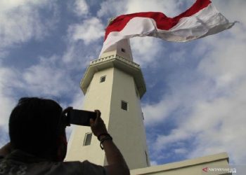 Personnel of the Infantry Battalion border security task force have raised a giant Indonesian flag on the border area between Indonesia and Malaysia