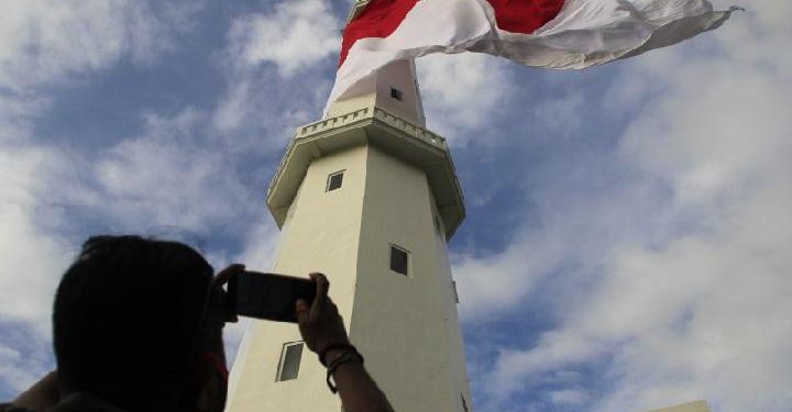 Personnel of the Infantry Battalion border security task force have raised a giant Indonesian flag on the border area between Indonesia and Malaysia