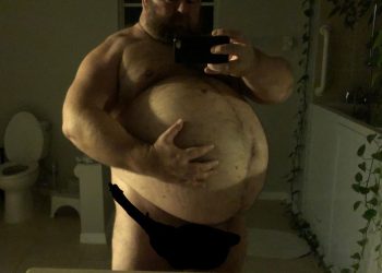 Crazy! This Celebgram Willing To Maintain Unique And Round Stomach Just To Be Viral