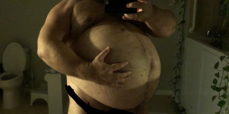 Crazy! This Celebgram Willing To Maintain Unique And Round Stomach Just To Be Viral