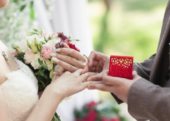 The Story of a Handsome Man Marries a Crippled Girl, Falling in Love because of an Online Game