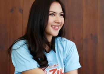This Beautiful Indonesian Artist has had Scoliosis Since Junior High School