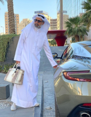 Wow! an Arabian Crazy Rich Becomes a Trending Topic, Wearing Robe While Carrying a Hermes Bag IDR 2 billion