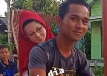 Viral! TikTok Video of  a Man Bring a Woman Doll Around the Village Because of Being Single for a Long Time