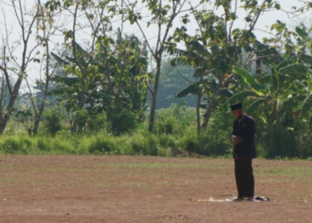 Considered as Strange; Fighting Corona, This Man Routinely Prays Alone in the Field