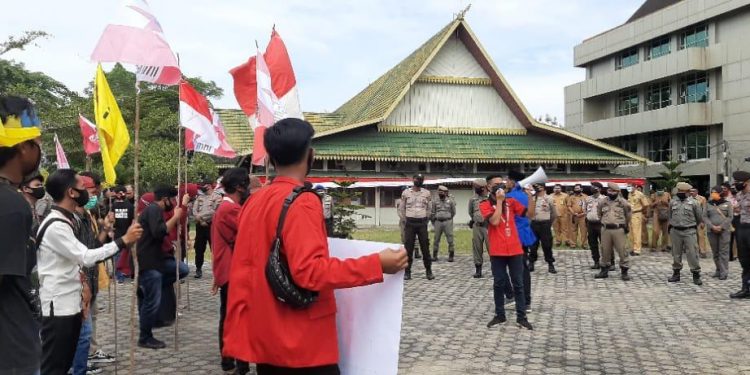Geruduk Regent’s Office, Indragiri Hilir Student Requesting Transparency of Regional Expenditure Budget