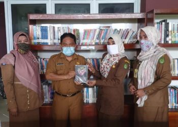 Indonesian Teachers Association Indragiri Hilir Representatives Submits 2 Openings of Teachers’ Work in Riau to the Library Service