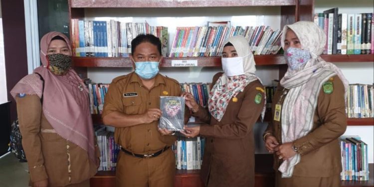 Indonesian Teachers Association Indragiri Hilir Representatives Submits 2 Openings of Teachers’ Work in Riau to the Library Service