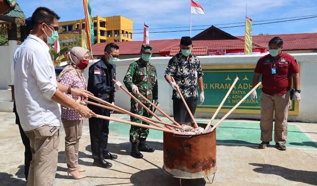 Kejari Indragiri Hilir Destroys Evidence of Narcotics and Illegal Cigarettes