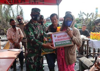 Indragiri Hilir Military District Command Commander Provides Assistance to Fire Victims in Tembilahan
