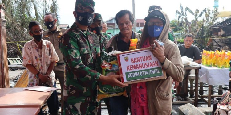 Indragiri Hilir Military District Command Commander Provides Assistance to Fire Victims in Tembilahan