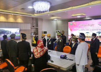 Keeping up with the Covid-19 Health Protocol, the Siak regional leadership coordination forum holds an apple for the 75th birthday in front of the tomb of Sultan Syarif Kasim II