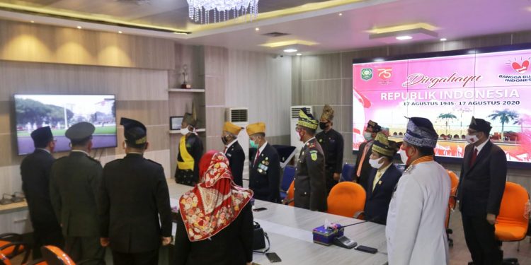 Keeping up with the Covid-19 Health Protocol, the Siak regional leadership coordination forum holds an apple for the 75th birthday in front of the tomb of Sultan Syarif Kasim II