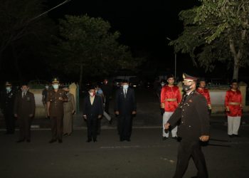 Keeping up with the Covid-19 Health Protocol, the Siak regional leadership coordination forum holds an apple for the 75th birthday in front of the tomb of Sultan Syarif Kasim II