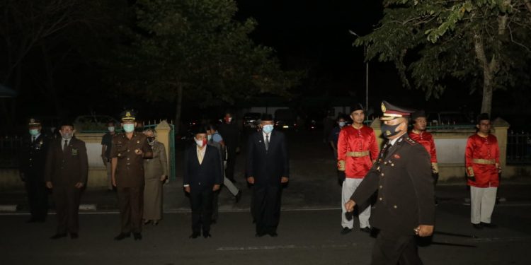Keeping up with the Covid-19 Health Protocol, the Siak regional leadership coordination forum holds an apple for the 75th birthday in front of the tomb of Sultan Syarif Kasim II