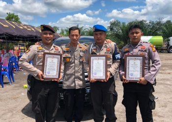 Active Extinguishing During Forest and Land Fires, 2 Police Personnel of the Indragiri Hilir Resort Receive Award from the Riau Regional Police