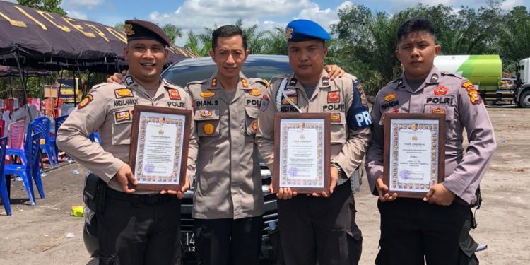 Active Extinguishing During Forest and Land Fires, 2 Police Personnel of the Indragiri Hilir Resort Receive Award from the Riau Regional Police