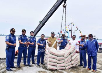 Starting to Activate Parit 21 Port, Deputy Regent of Indragiri Hilir Witnesses Loading and Unloading of 2,000 Sacks of Cement