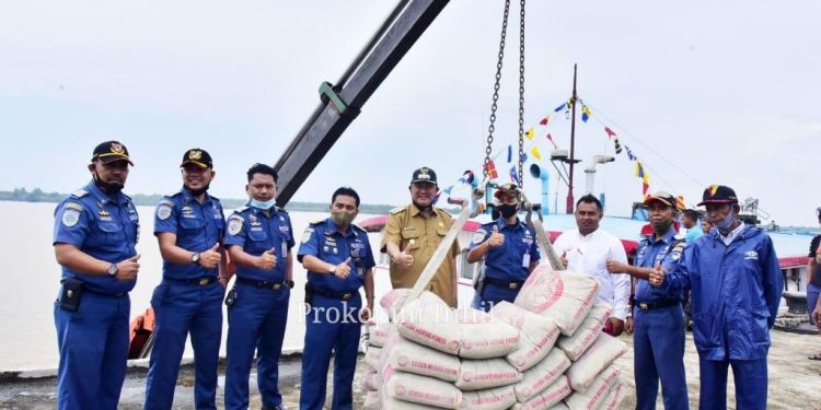 Starting to Activate Parit 21 Port, Deputy Regent of Indragiri Hilir Witnesses Loading and Unloading of 2,000 Sacks of Cement