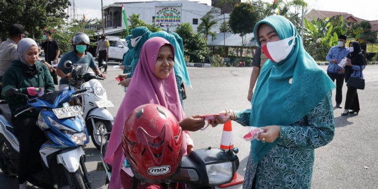 The Siak Family Empowerment and Welfare Mobilization Team Holds a Joint Movement to Wear Masks Against the Covid-19 Virus