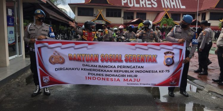 The 75th Anniversary of the Republic of Indonesia, the Resort Police of Indragiri Hilir Distribute Social Assistance Simultaneously