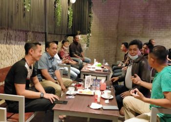 Starting his duties at Indragiri Hilir, the Chief of Police at the Coffe Night Resort with a Media Crew