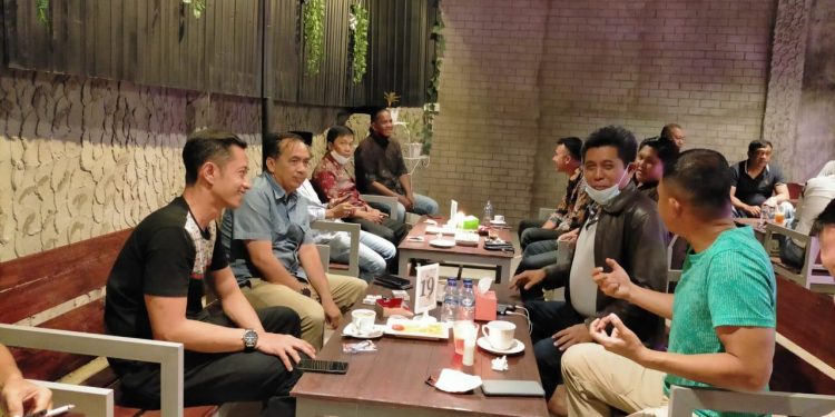 Starting his duties at Indragiri Hilir, the Chief of Police at the Coffe Night Resort with a Media Crew
