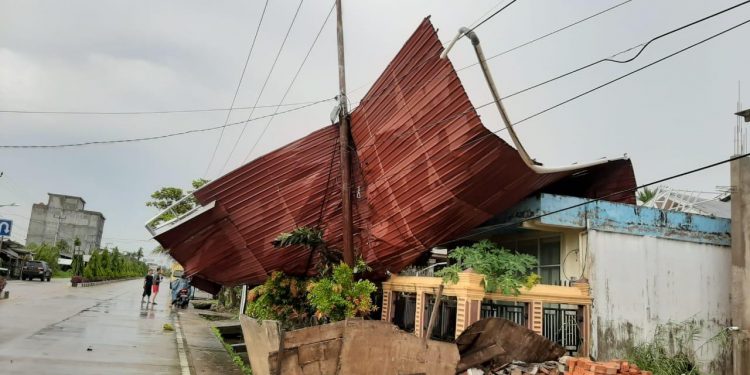 Rain accompanied by strong winds, several residents’ houses in Tembilahan were damaged to collapse