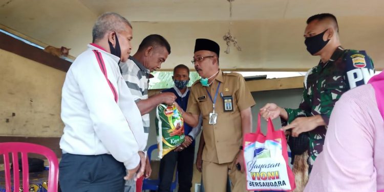 Amid the Rain, Marlis Syarif Gives Aid to The Victims of The Hurricane in Tembilahan
