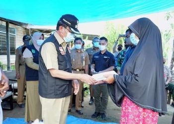 Amid the Rain, Marlis Syarif Gives Aid to The Victims of The Hurricane in Tembilahan