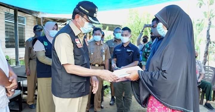 Amid the Rain, Marlis Syarif Gives Aid to The Victims of The Hurricane in Tembilahan