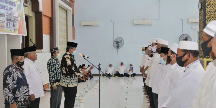 By Implementing the Covid-19 Health Protocol, the Indonesian Ulema Council and the Indonesian Hajj Brotherhood Association of Lubuk Dalam District Officially Inaugurated