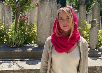 Amber Heard was angry at being accused of not wearing a bra when she came to the mosque