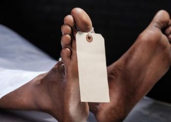 Viral! The Employee Got Heart Attack, This Supermarkets Are Doing Inhuman Things; Covered the Death Body By Cardboard And Umbrella