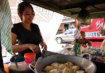 Viral! The Story of A Pretty Mobile Food Seller From Solo