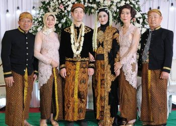 The story of a hijaber who acquaintance with a Korean man until they get married