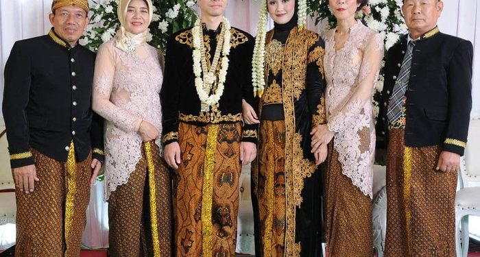 The story of a hijaber who acquaintance with a Korean man until they get married