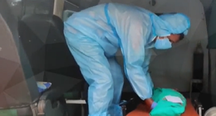 The Story of An Indian Man Who Carrying an Infant’s’ Dead Body Got Attention On Social Media