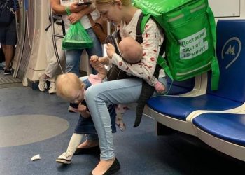 Viral, a beautiful young mother becomes a food delivery while bringing 2 children in Russia