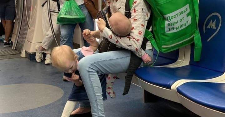 Viral, a beautiful young mother becomes a food delivery while bringing 2 children in Russia