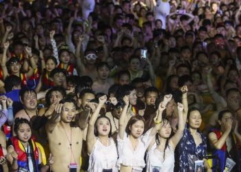 A Massive Clubbing Party in a Swimming Pool in Wuhan is Controversial!