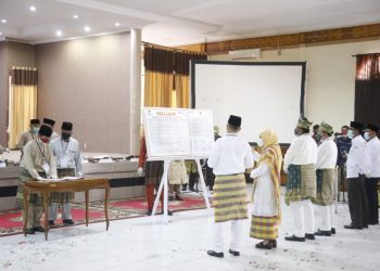 Three pairs of candidates for Regent and Deputy Regent of Siak signed the health protocol integrity pact.