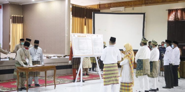 Three pairs of candidates for Regent and Deputy Regent of Siak signed the health protocol integrity pact.