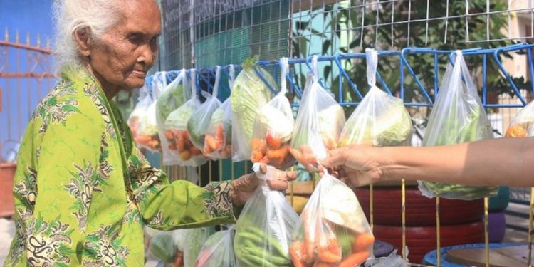 Coronavirus: Hanging On Fences, These Vegetables Are Free To Be Taken By Anyone