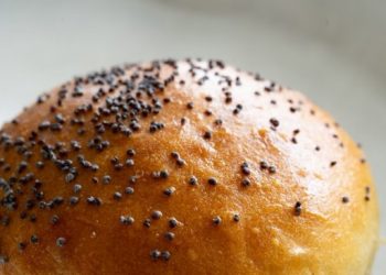 Viral! TikTok Video of Buying Very Cheap Bread, But Its Stuffing Makes the Buyer Shocked